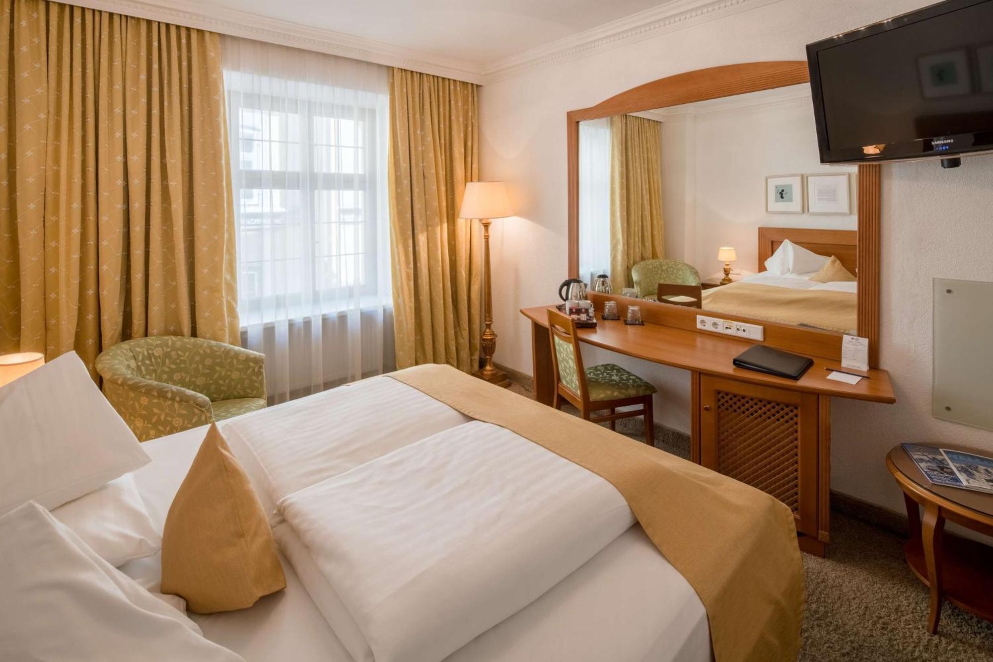 Hotel Goldener Adler, BW Signature Collection Инсбрук Экстерьер фото