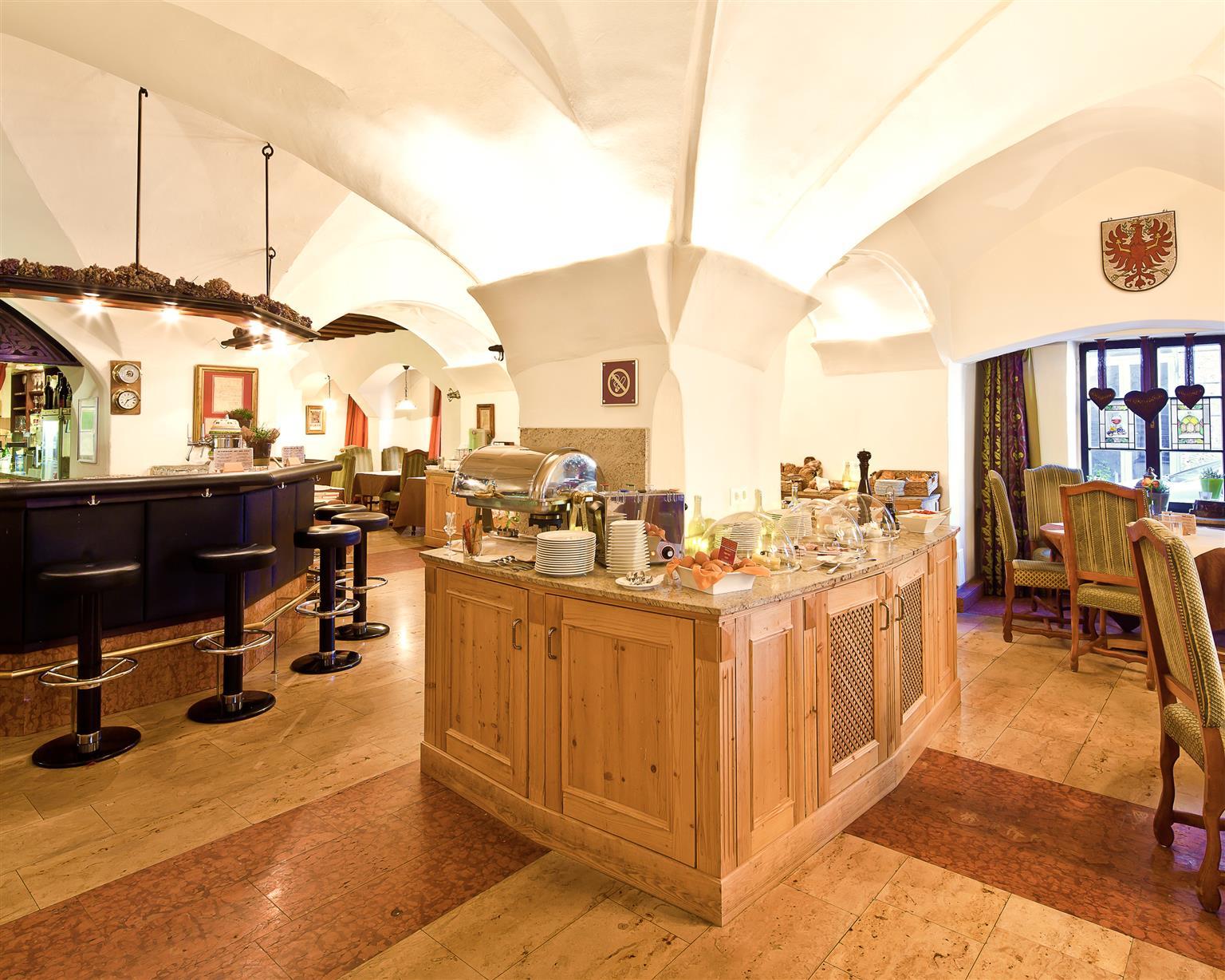 Hotel Goldener Adler, BW Signature Collection Инсбрук Ресторан фото